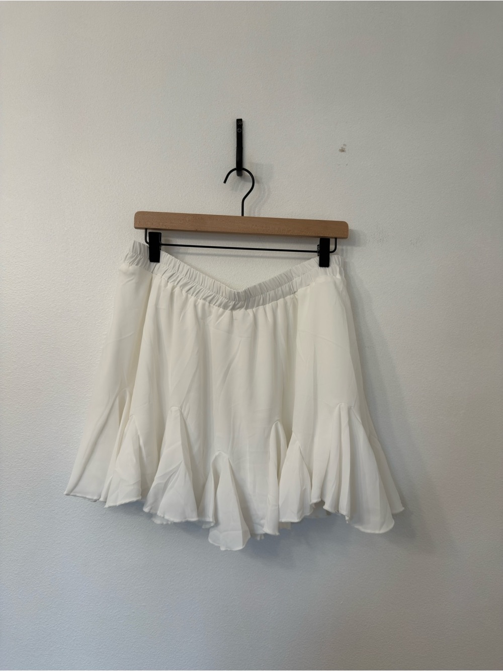 Women’s White Ruffle Hem Mini Skirt